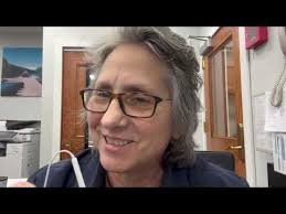 Questo non è proprio il modo di trattare una signora... Aaron Smith Levin,  ripreso dalle telecamere a circuito chiuso : r/AaronSmithLevin