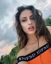 Iuliana Bravo ai stil added a...