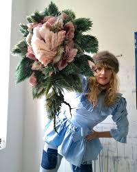 It creates stunning flowers from many layers of colored paper. Woman Makes Enormous Paper Bouquets And Proves That Creativity Has No Limits
