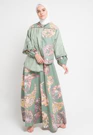 Inspirasi model baju batik terbaru untuk remaja bisa kita mulai dengan memperlihatkan betapa cantiknya blouse asimetris dengan model outer ini. 60 Model Gamis Batik Kombinasi Modern Terbaru 2020