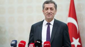 Yapılan açıklamaya göre, birinci dönem, 6 eylül 2021 pazartesi günü başlayacak ve 21 ocak 2022 cuma günü sona erecek. Okullar Acilacak Mi Okullar Ne Zaman Acilacak Uzaktan Egitim Devam Edecek Mi