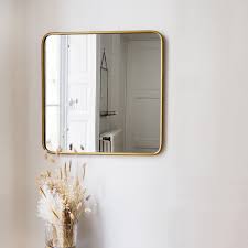 Parfait pour décorer votre intérieur. Miroir Carre Angles Arrondis En Metal Couleur Laiton Uptown Decoclico Factory Decoclico