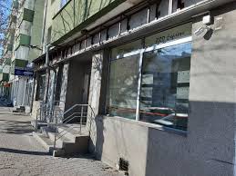 Banca precizează că în 25 şi 26 decembrie 2018 sunt deschise unităţile din centrele comerciale, dar funcţionează după orarul magazinului. O Agentie A Unei Banci Inchisa La Bistrita Spatiul A Fost Dezafectat Si Bancomatul Luat