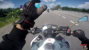 Hal ini juga bisa kita lihat di film dilan 1990 yang baru aja tayang. Cara Bawa Motor Clutch