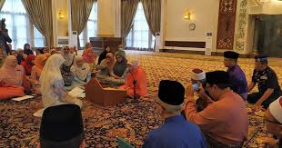 Tidak ada anugrah yang paling besar yang allah swt berikan kepada manusia selain daripada hidayah apalah artinya harta melimpah, rupa yang menawan, pangkat atau jabatan yang tinggi, tapi hidup jauh dari hidayah karena jauh dari. Alhamdulillah Hidayah Itu Milik Allah Ringkas Penuh Kesyahduan Di Majlis Pengislaman Kundang Peribadi Raja Permaisuri Agong Kashoorga