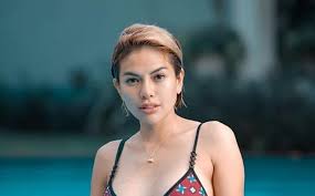 Adegan hot nikita di film video nikita mirzani sedot lemak bagian itunya yang makin besar susu segar, 04/12/2016. Nikita Mirzani Ngaku Punya Nafsu Tinggi Pengin Dinikahi Pria Seperti Ini Fajar