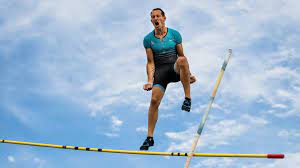 Er wurde zurückgeworfen, verpasste die matte und landete unglücklich. Stabhochspringen Lavillenie Mit Ruckwartssalto Uber 5 40 Meter