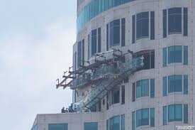 See The Us Bank Tower S Terrifying Glass Slide Us Bank Tower Photo Building