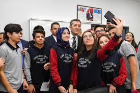 Bilindiği gibi, gelecek partisi eğitim politikaları başkanlığı yapan eski yükseköğretim kurumu (yök) başkanı yusuf ziya özcan, 22 haziran tarihinde tv5 televizyonunda muhammed vefa ve bünyamin güler'in sunduğu ankara bürosu adlı programda itiraf niteliğindeki şu beyanlarda bulunmuştur: Milli Egitim Bakani Ziya Selcuk Okullar Ne Zaman Acilacak Sorusuna Yanit Verdi