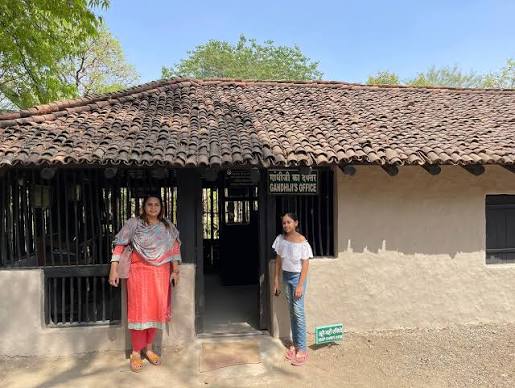 WATCH || Maharashtra: President #DroupadiMurmu visits Sevagram Ashram in Wardha, where Mahatma Gandhi stayed from 1936 to 1948. She visits Bapukuti, Adi Niwas, Ba Kuti, and Bapu's office, and partic