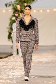 It is a decently long flowing trail with fun jumps and burms. Chanel Haute Couture Spring Summer 2021 I D