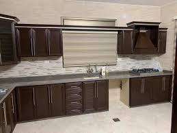 مطبخ المنيوم لون خشبي اسود مع شرحات مؤسسة الطنبور للالمنيوم و درابزين ستانليس ستيل و السكريت Facebook