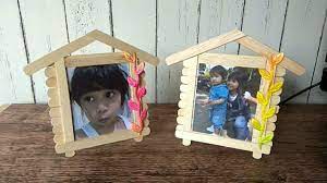 Kerajinan miniatur rumah dari stik es krim ini sangat populer di kalangan masyarakat khususnya pelajar, karena setiap tugas prakarya. Cara Membuat Bingkai Foto Frame Foto Stik Es Krim Youtube
