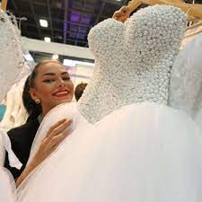 Malak payet hochzeitskleid das malak brautkleid ist perfekt für die anspruchsvolle braut, die für einen sehr einzigartigen und glamourösen look sucht. Soziopathen Braut Zwingt Brautjungfern Ihr Ihr Hochzeitskleid Zu Zahlen Geld