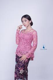 Malang night paradise sebuah wahana terkenal di kota malang yang sudah dikenal sejak pertengahan 2017 ini sekarang menjadi destinasi pilihan warga lokal dan wisatawan. 42 Kebaya Brokat Modern Di Malang Trend Masa Kini