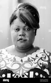 Femmes matures à l'extérieur Banque d'images noir et blanc