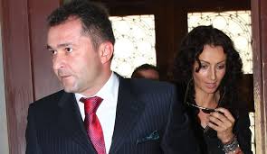 Ca fashion house este un atelier de croitorie moderna cu haine pentru cei ce se accepta si respecta pe sine, modele unicate si colectii. Mandat De Arestare Pentru Elan Schwartzenberg Fostul SoÅ£ Al Mihaelei RÄƒdulescu CÄƒutat De PoliÅ£ie