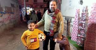 #نداء_انسانى ‏الطفل دا متسول خطفه وهو صغير وتم القبض عليه عمره الان حوالي ٨ سنوات ومش عارف غير ان اسمه محمد و ان والده اسمه ايهاب ومامته اسمها مي فاكر. Ø·ÙÙ„ Ù„Ù€ Ù…Ø­Ù…Ø¯ Ø§Ù„Ø´Ù†Ø§ÙˆÙŠ ÙƒÙ†Øª Ø²Ù…Ù„ÙƒØ§ÙˆÙ‰ ÙˆØ¨Ù‚ÙŠØª Ø£Ù‡Ù„Ø§ÙˆÙ‰ Ø¹Ù„Ø´Ø§Ù†Ùƒ ÙˆÙ‡ÙƒÙˆÙ† Ø­Ø§Ø±Ø³ Ù…Ø±Ù…Ù‰ ÙÙŠØ¯ÙŠÙˆ Ø§Ù„ÙŠÙˆÙ… Ø§Ù„Ø³Ø§Ø¨Ø¹