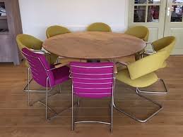 pin op ronde eettafel