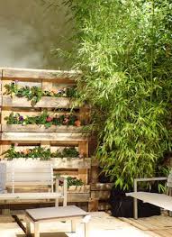 Sichtschutz Aus Paletten Fur Den Garten Diy Paletten Im Garten Giardina Zurich Sichtschutz Garten Gartengestaltung Europaletten Garten