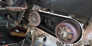 Setelah alat untuk pergantian oli motor telah siap, barulah kita melanjutkan ke tahapan selanjutnya. Apa Jadinya Jika Oli Mobil Dipakai Untuk Mesin Motor