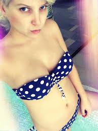 A gyönyörű műsorvezetőnő hosszú éveken át küzdött a súlyával, aztán kiderült, hogy egy betegség áll a fogyása útjában. Velvet Gumicukor Szabo Zsofi Bikiniben Nez Morcosan