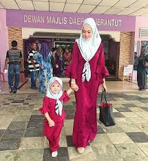 Maybe you would like to learn more about one of these? Darling Muslim Mom And Baby Outfit Styling Girls Hijab Style Hijab Fashion Ideas Baju Anak Gaya Abaya Anak