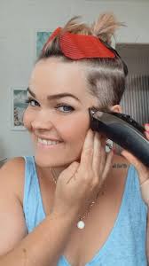 Ich bin am überlegen ob ich den undercut rauswachsen lassen soll 😅🤷‍♀️  das hab ich 2019 schonmal versucht und bin gescheitert 🙈 was sagt ihr?  Fändet ihr auch Videotutorials also Frisuren Ideen