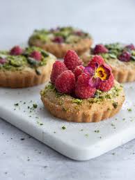 Financiers Framboise Pistache Vegan Amp Sans Gluten En 2020 Recette Framboise Recettes Sucrees Tarte Sans Gluten