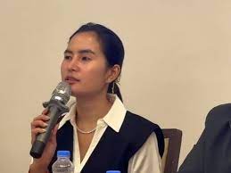 Posibleng kasuhan ni Business Manager Ms. Evelyn Labadlabad si Elias J. TV  'pag hindi inayos ang kanilang problema.Kasama sa mediacon ang apat na  abogado ni Ms. Beverly sina Atty. Ferdinand Topacio, Atty.