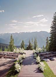 An Effortlessly Chic Green And White Wedding At The Little Nell Mountain Wedding Outdoor Wedding Venues Colorado Wedding