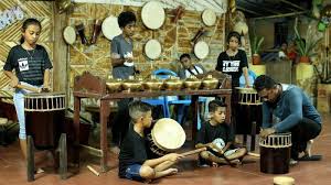 Alat musik gesek menghasilkan suara ketika dawai digesek. Tifa Alat Musik Tribunnewswiki Com Mobile