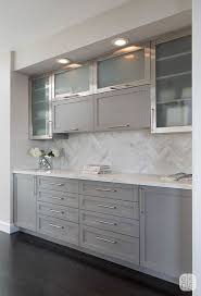 Se você quiser, também é possível combinar o azulejo para cozinha com o piso. Texturas Y Tonos De Azulejos De Cocina Modernos