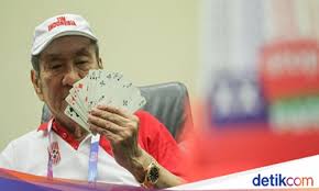 Pemilik nama lengkap michael bambang hartono ini merupakan keturunan china yang lahir dengan nama oei hwie siang. Seri Tokoh Tionghoa Indonesia Bagian I Tionghoa Info