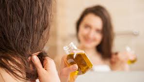 Mescolate 5 cucchiai di miele e 3 di olio d'oliva; 10 Impacchi Pre Shampoo Per Capelli Secchi