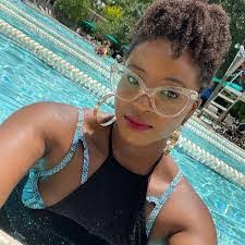 Lenora Kaplan's Instagram, Twitter & Facebook