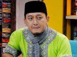 Achmad zaky mirza merupakan seorang muballigh namanya sudah tidak asing lagi di level nasional. Banyak Dikode Cewek Ustad Zacky Mirza Tetap Pilih Shinta Tanjung
