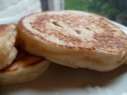 Pour Un Dimanche Matin Tout En Douceur Pour Changer Des Crepes Ou Encore Pour Faire Plus Court Que Les Pancakes Une Fournee Food Potato Cakes Recipe Crumpets