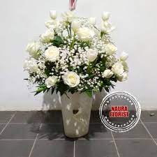 Rangkaian bunga meja mawar putih. Jual Rangkaian Bunga Tulip Bunga Meja Anniversary Flowers Mawar Putih Jakarta Selatan Nauraflorist Tokopedia