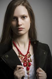 Façonnez La Femme Avec La Veste Noire Et Le Beau Collier Lumineux De  Couleur Rouge Photo stock