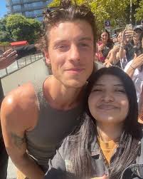 Shawn with a fan at the airport in Los Angeles 😀 ✈️ Los Angeles ➡️ London  🇬🇧💂