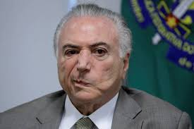 Na segunda (9), constantino pediu desculpas e publicou a resposta de thais rodrigues, a jovem que aparece na imagem junto a randolfe e que, na verdade, é sua filha. Senador Randolfe Rodrigues Apresenta Pedido De Impeachment Contra Temer John Cutrim