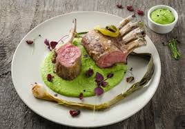 Lammkrone Mit Erbsenpuree Und Jungzwiebeln Rezept Rezept Erbsenpuree Erbsen Puree Rezepte