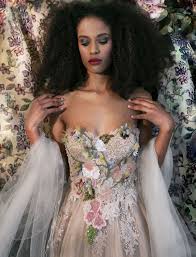 Presso il nostro atelier potrai scegliere tra abiti da sposa semplici a modelli più particolari, dal classico abito da sposa principessa ad un vestito a sirena. Abiti Da Sposa 2021 Collezioni E Modelli Colorati Diredonna