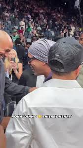 Ronaldinho 🤝 Thierry Henry Encontro GIGANTE na NBA! 🤩 #Esportes #NBA  #Ronaldinho