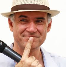 Projeto educacional distribui muda de temperos para estudantes