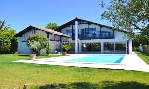 Bidart Dans Un Quartier Calme Aux Portes De Biarritz Tres Belle Maison De Style Neo Basque De 170 M Batie Sur Un Ja Maison Basque Belle Maison Facade Maison