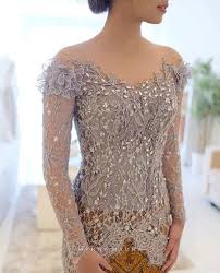 Tanpa harus terlihat berlebihan, bawahan kebaya bermodel rok duyung ini akan membuat tampilan kebaya modern terlihat mewah. 16 Model Kebaya Modern Brokat Rok Batik Solo Model Baju Muslim Kebaya Modern Model Baju Muslim Kebaya Modern