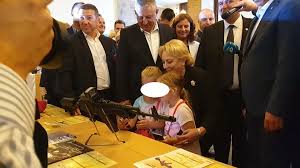 93,564 likes · 268 talking about this. Foto Viorica DÄƒncilÄƒ A FÄƒcut Selfie Cu Doi Copii LangÄƒ O ArmÄƒ De Asalt Edupedu Ro
