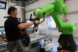 Cyrille boulanger, directeur north europe operation director, interior system, faurecia, moundir rachidi, directeur ico, bcg. Visite De L Usine Ecole Ou Le Bcg A Concentre Les 8 Technologies Cles De L Industrie Du Futur